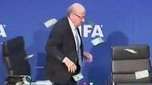 Blatter abandona coletiva após comediante atirar 'dinheiro'