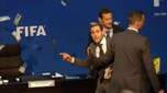 Presidente da Fifa é surpreendido com 'chuva de dólares'