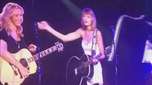 Taylor Swift canta 'Smelly Cat' com Lisa Kudrow de Friends