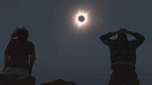 EUA admiram primeiro eclipse total do Sol em 99 anos