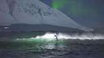 Surfistas enfrentam água gelada e surfam sob aurora boreal na Islândia