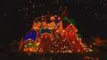 Família decora casa com 100 mil luzes de Natal