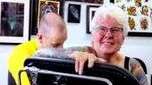 A mulher de 77 anos coberta de tatuagens: 'O corpo é meu e faço o que eu quiser'