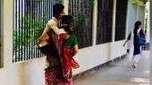A história por trás da foto viral em que mãe carrega o filho deficiente para o vestibular