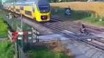 Ciclista desatento se salva por pouco de trem na Holanda