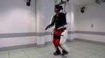 Vídeo mostra tetraplégico andando com ajuda de exoesqueleto controlado pela mente