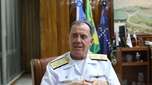 Comandante da Marinha compara vazamento de óleo no litoral a ataque militar ao Brasil