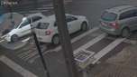 VÍDEO: Mulher desvia de carro na faixa de pedestre e é atropelada por outro veículo no Centro de Cascavel
