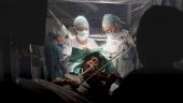 Paciente toca violino durante cirurgia cerebral