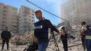 Prédio derrubado em Gaza: 'Uma tentativa clara de silenciar jornalistas'