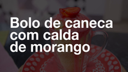 Bolo de caneca com calda de morango