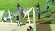 Policial atira em torcedor rendido dentro de estádio; veja
