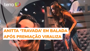 Anitta 'travada' em balada após prêmio do VMA viraliza