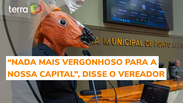 Vereador usa máscara de burro contra homenagem a Olavo de Carvalho