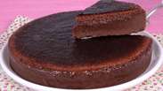 Sem farinha: receita cremosa do tradicional bolo de chocolate 