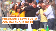 Bolsonaro leva susto após palanque ameaçar ceder durante comício no RJ