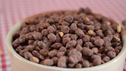 Amendoim com chocolate: aprenda esse irresistível praliné