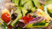 Chef Giu Giunti te ensina a fazer salada grega, perfeita para o verão