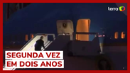 Joe Biden leva novo tombo ao embarcar em avião presidencial