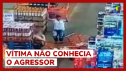  Homem arremessa carrinho de compras em mulher dentro de supermercado