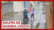 Mulher escapa de assalto ao bater em ladrão com guarda-chuva no Ceará
