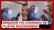 Homem encontra Flávio Bolsonaro em avião e o questiona sobre joias e preço da picanha