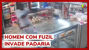 Armado com fuzil, homem invade padaria durante perseguição e assusta funcionários 