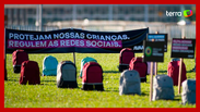 Protesto com mochilas em frente ao Congresso Nacional pede regulação das redes sociais