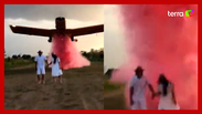 The plane passes by the couple who run over during the revelation tea in Rondônia