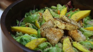 Salada Oriental com frango e manga