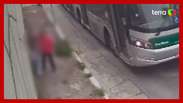 Motorista de ônibus e passageiros salvam mulher e impedem tentativa de estupro em SP