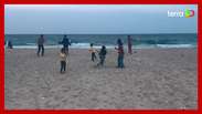 Crianças brasileiras e palestinas brincam em uma praia no Egito após deixar Gaza