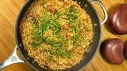 Arroz de frango com cebola caramelizada