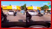 Motorista dirige na contramão, atropela motociclista e foge no Rio de Janeiro