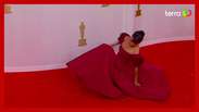 Oscar 2024: atriz Liza Koshy se desequilibra e cai no tapete vermelho