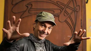 At the Estúdio Showlivre, Zeca Baleiro presents his musical genius 