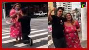 Ambulante descobre que vai ser pai e pede namorada em casamento no meio de avenida