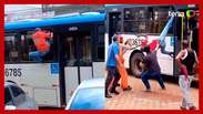 Homem fica pendurado em janela de ônibus após assediar mulher e tentar fugir