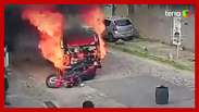 Motociclista é atropelado por Kombi em chamas no Rio de Janeiro 
