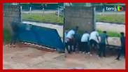 Vídeo mostra portão desabando em cima de funcionária de escola em Goiás