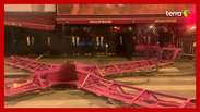 Pás do moinho de vento do famoso cabaré Moulin Rouge, em Paris, desabam