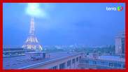 Vídeo mostra raio atingindo a Torre Eiffel em Paris e impressiona 