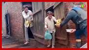 Idoso ilhado recebe doação no RS e retribui ajuda oferecendo bananas aos voluntários