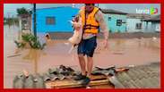Homem quebra telhado de casa para resgatar cachorro ilhado em enchente no RS