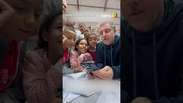 Luciano Huck faz surpresa para crianças em abrigo no RS