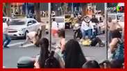 Motociclista e agente de tr&acirc;nsito s&atilde;o flagrados trocando socos no meio da rua em MG