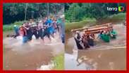 Homens dão 'banho de rio' em caixão no Maranhão: 'Tradição'