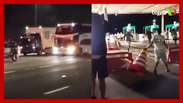 Ônibus com elenco do Santos é atacado por torcedores em rodovia