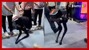 Pessoas chutam cachorro robô em feira de tecnologia e internautas criticam: 'Maldosos'