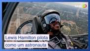 Lewis Hamilton se diverte pilotando caça de treino para astronautas